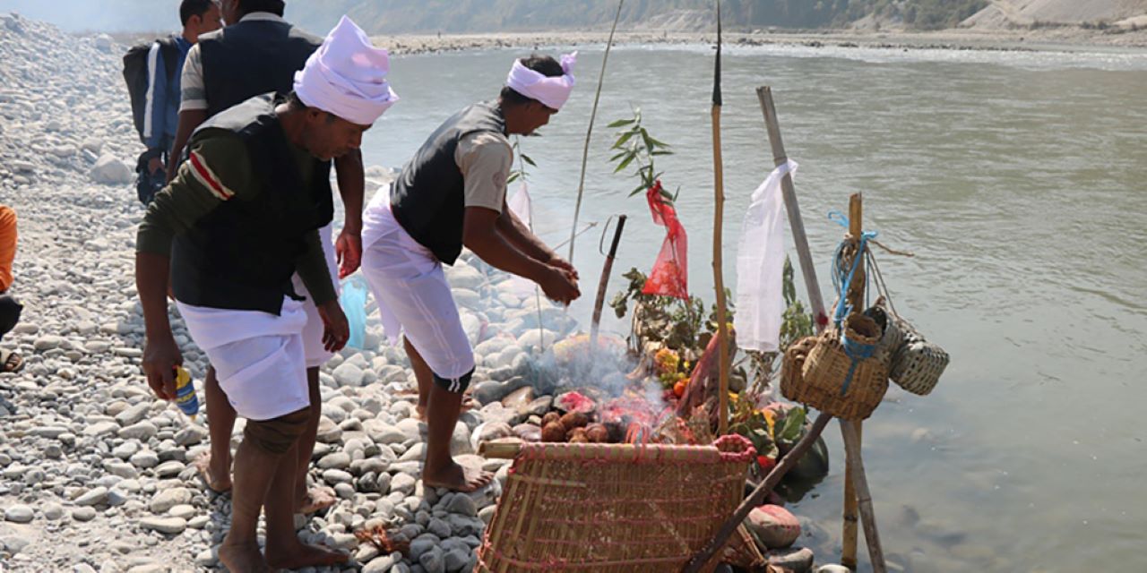 खोला सरसफाइ र पूजा गर्दै माझी समुदायले मनाए ‘लदी’पर्व